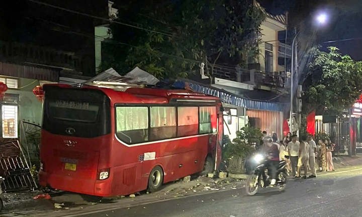 Xe khách lao vào nhà dân ở Ninh Bình