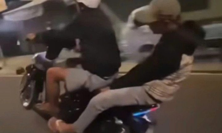 Thiếu niên chở bạn ‘bốc đầu’ xe, khoe chiến tích lên mạng xã hội