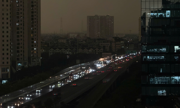 Bầu trời Hà Nội tối sầm lúc 9h, mưa dông bao phủ khắp nơi