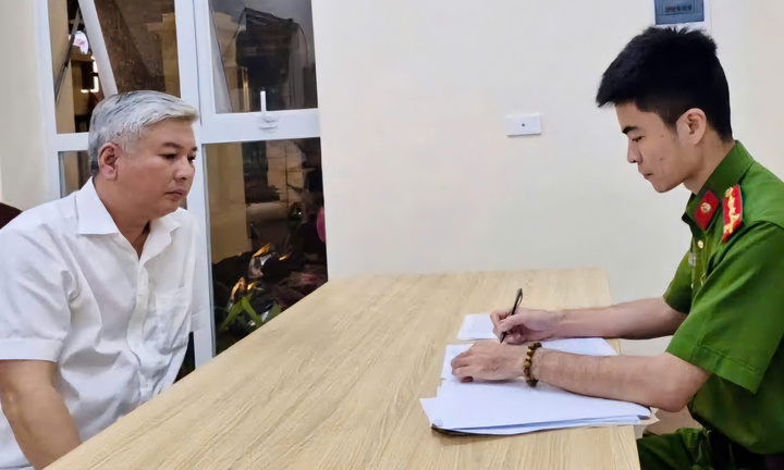 Tạm giữ tài xế Mercedes hành hung người sau va chạm trên cầu vượt ở Hà Nội