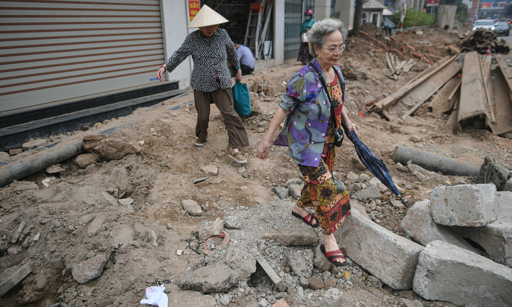 Người Hà Nội dò dẫm tìm lối đi qua công trường mở rộng đường gần 400 tỷ