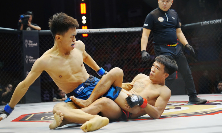 Cao thủ muay Việt Nam từng vô địch thế giới ra đòn hiểm, buộc đối thủ đầu hàng