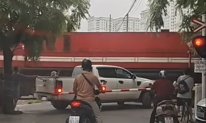 Tài xế bán tải mắc kẹt khi cố tình vượt rào chắn đường sắt bị phạt 5 triệu đồng