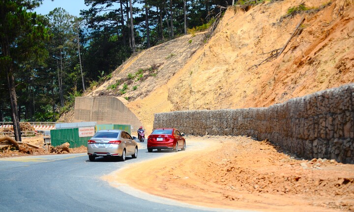 Điểm sạt lở trên đèo D'Ran tại Lâm Đồng vẫn ngổn ngang sau nhiều tháng khắc phục