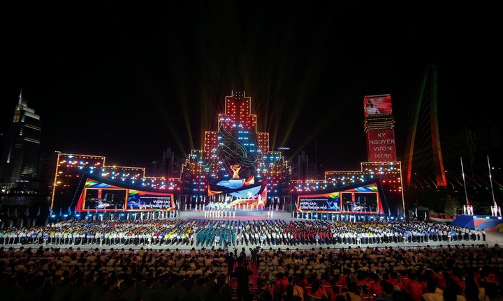 Mãn nhãn xem hàng nghìn người diễu hành, rước cờ ở TP.HCM