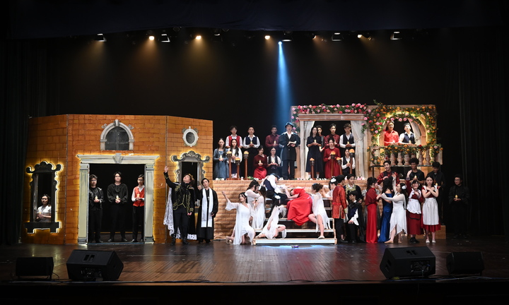 Ngỡ ngàng phiên bản GenZ của 'Romeo và Juliet' trên sân khấu nhạc kịch học đường