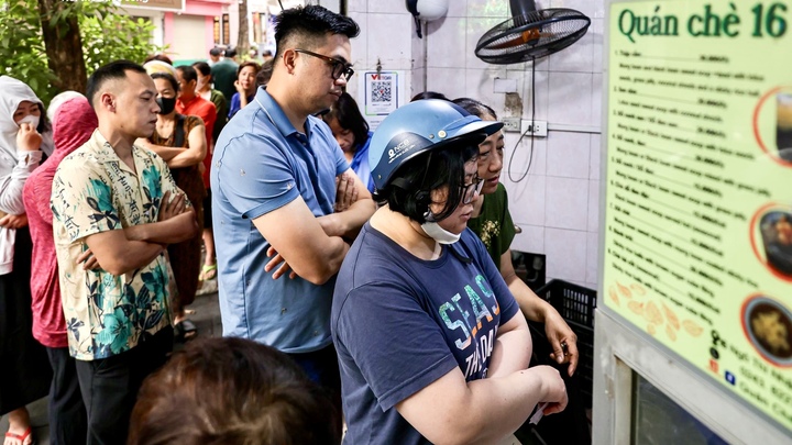 Người Hà Nội xếp hàng cả tiếng chờ mua bánh trôi, bánh chay dịp Tết Hàn thực