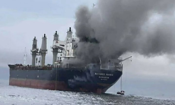 Iran đóng cửa hoàn toàn eo biển Hormuz, nổ súng vào tàu thuyền qua đây