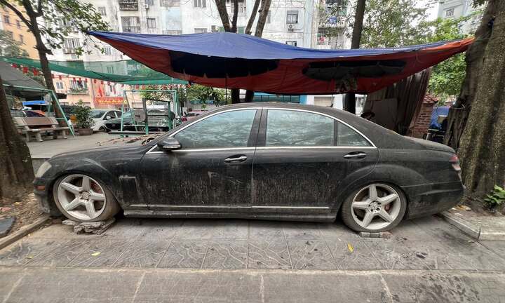Ô tô Mercedes S63 bị bỏ quên 10 năm trên vỉa hè Hà Nội là tang vật vụ án