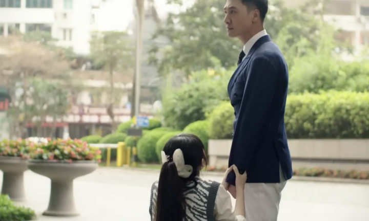Gây tranh cãi với cảnh quỳ gối trong phim giờ vàng VTV, nữ diễn viên 25 tuổi nói gì?