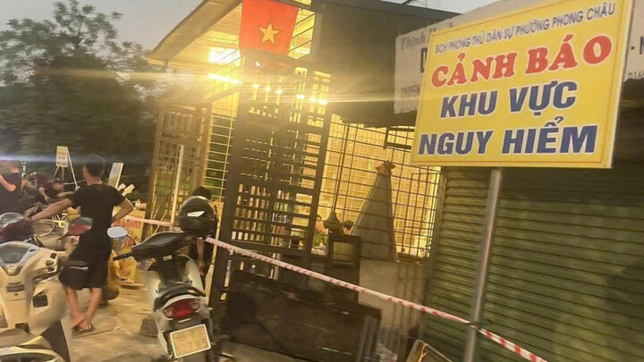 Nền đất sụt sâu, tường nứt toác, 11 hộ dân phải di dời khẩn cấp