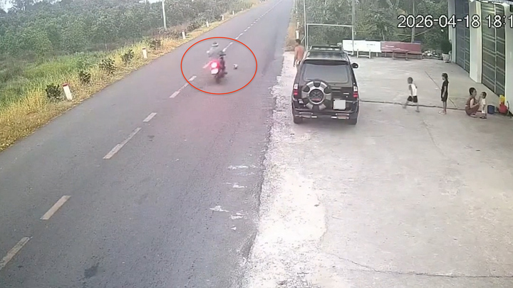 Bé trai đá bóng ra đường khiến người đi xe máy ngã tử vong: Ai chịu trách nhiệm?