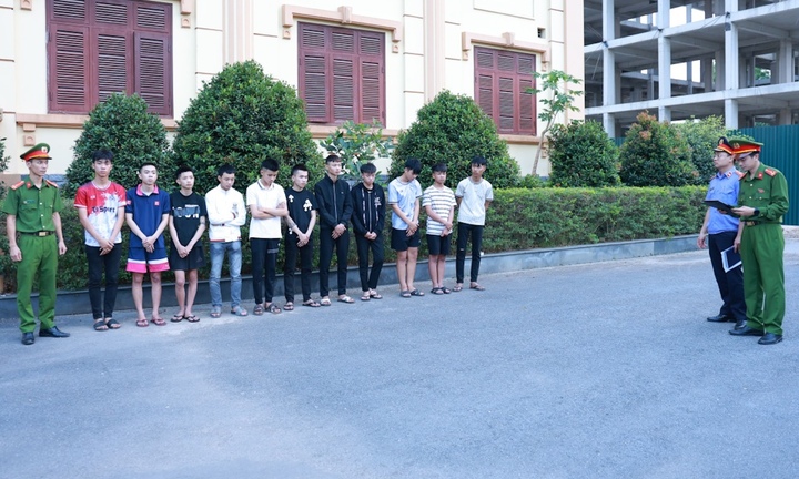 Khởi tố vụ án nhóm 'quái xế' mang dao kiếm rượt đuổi nhau trên phố ở Quảng Trị