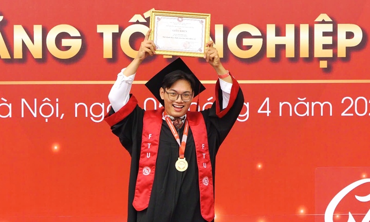 Bảng thành tích dày đặc của nam sinh Ngoại thương vừa tốt nghiệp xuất sắc