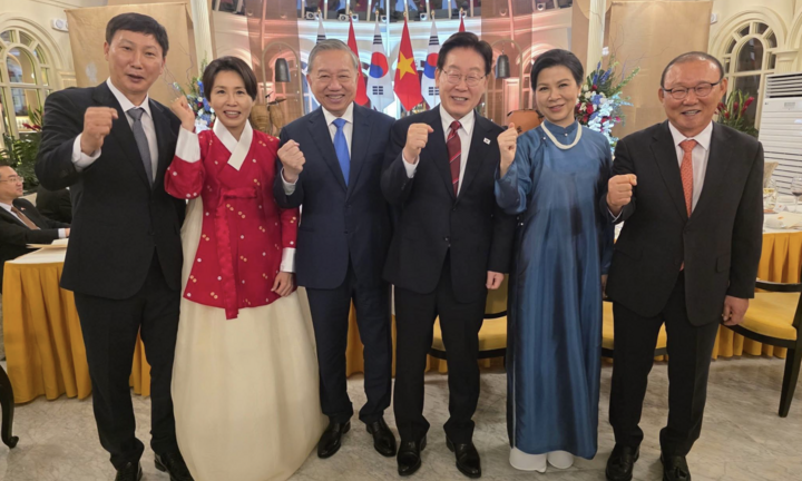 Ông Park Hang-seo, HLV Kim Sang-sik nhận vinh dự đặc biệt