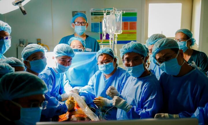 Kỳ tích y học: Bệnh viện hàng đầu Singapore gửi bệnh nhân sang Việt Nam để 'tìm sự sống'