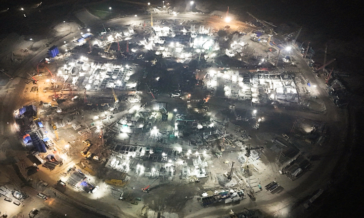 Đại công trường rực sáng xuyên đêm, tăng tốc xây sân vận động lớn nhất thế giới