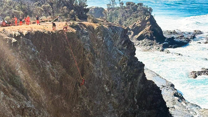 Nghẹt thở cảnh đu dây giải cứu 7 người kẹt trên vách đá giữa sóng dữ