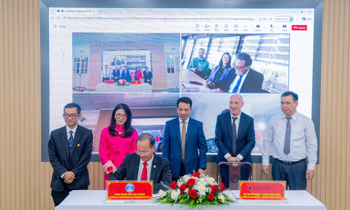 Bảo tàng ở Pháp trao cho Huế bộ tư liệu quý về Hoàng thành Huế - An Nam