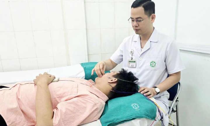 Ngâm bể sục rồi ngủ điều hòa, nam sinh liệt mặt sau một đêm