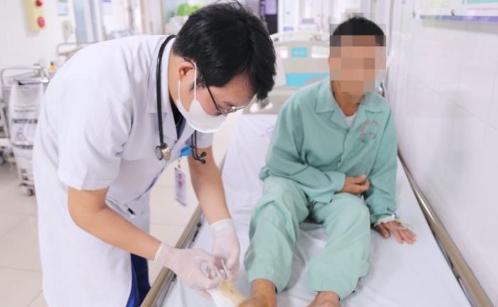 Tiêm 30 lọ huyết thanh cứu chủ trang trại nuôi hàng nghìn con rắn