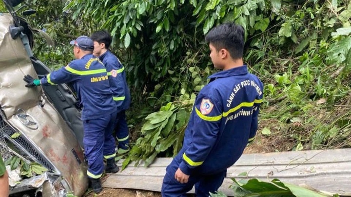 Xe chở đoàn du khách lao xuống vực sâu 100m ở Sơn La: Thêm một nạn nhân tử vong