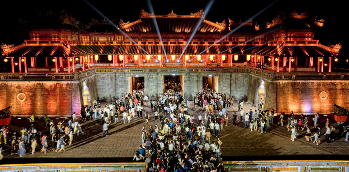 Ken đặc người vào Đại nội Huế ngắm 'Hoàng cung huyền ảo' về đêm