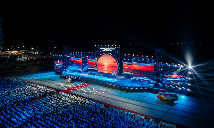 Quảng trường biển Sầm Sơn 'bùng cháy' trong đêm khai mạc lễ hội du lịch