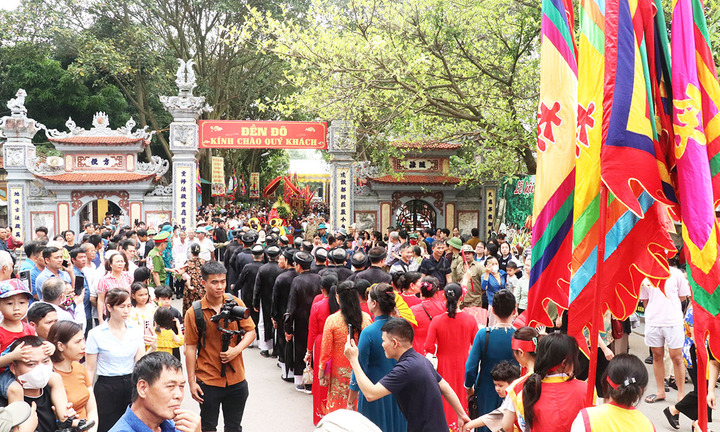 Tàu '5 cửa ô' lần đầu xuất hiện tại Lễ hội Đền Đô