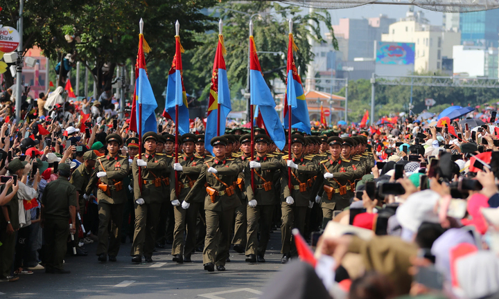 Tri ân cha ông không chỉ bằng vòng hoa, nén hương, mà còn bằng xây đất nước xứng đáng