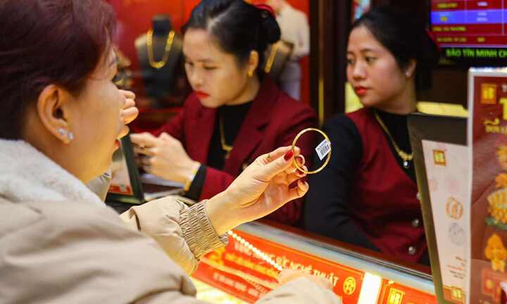 Nên vay vàng trong dân hay khuyến khích người dân bán vàng?