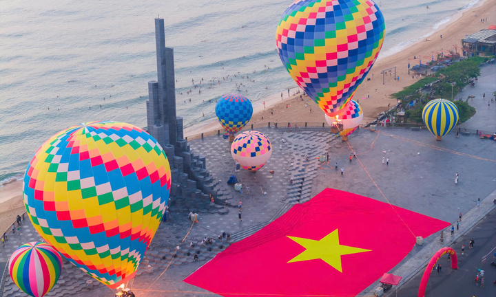 Đến Đắk Lắk ngắm tháp Nghinh Phong, bay khinh khí cầu miễn phí