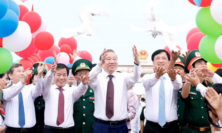 Tổng Bí thư, Chủ tịch nước dự Lễ thượng cờ 'Thống nhất non sông' tại Quảng Trị