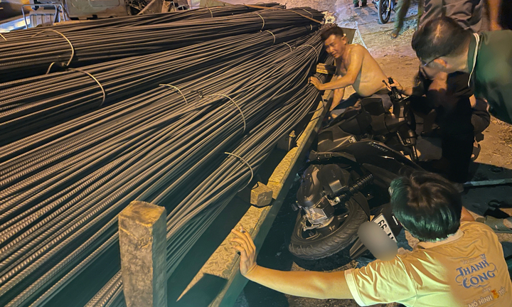 Thép rơi từ xe đầu kéo đè nát xe máy chạy cùng chiều