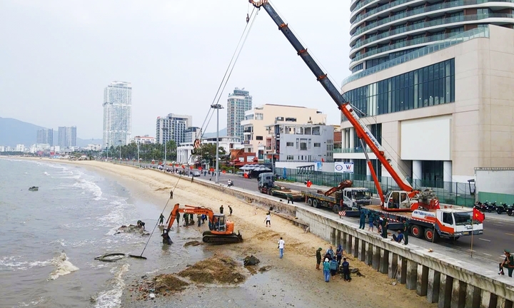 Trục vớt khối thép khổng lồ nghi là xe tăng bị vùi ở bãi biển Quy Nhơn