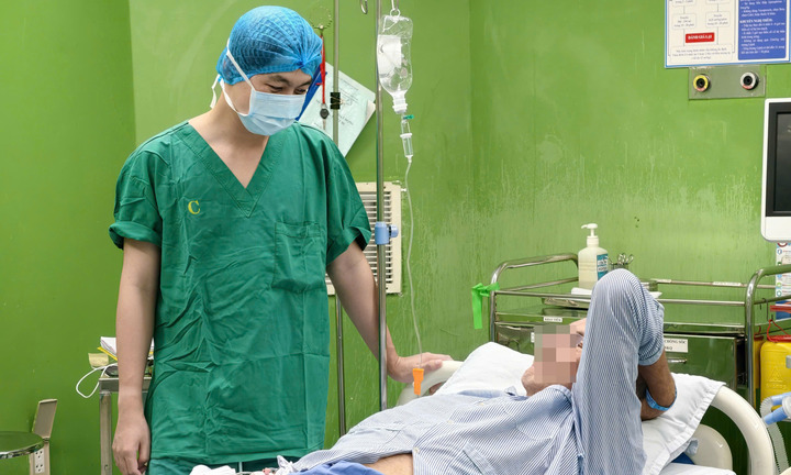 Vượt hàng nghìn km, bệnh nhân người Úc trở lại Việt Nam phẫu thuật cột sống