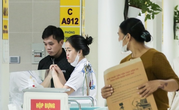 Người đàn ông hôn mê ngay cửa viện và nỗi đau phía sau lá đơn xin xuất viện sớm