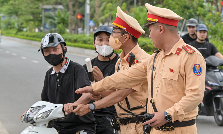 Hà Nội: Nhiều thanh niên rồ ga, quay xe chạy khi thấy CSGT nhưng không thoát