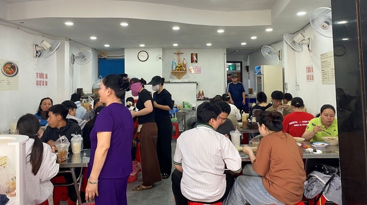 Khách ngồi kín chỗ, hàng quán ở TP.HCM 'hốt bạc' dịp lễ