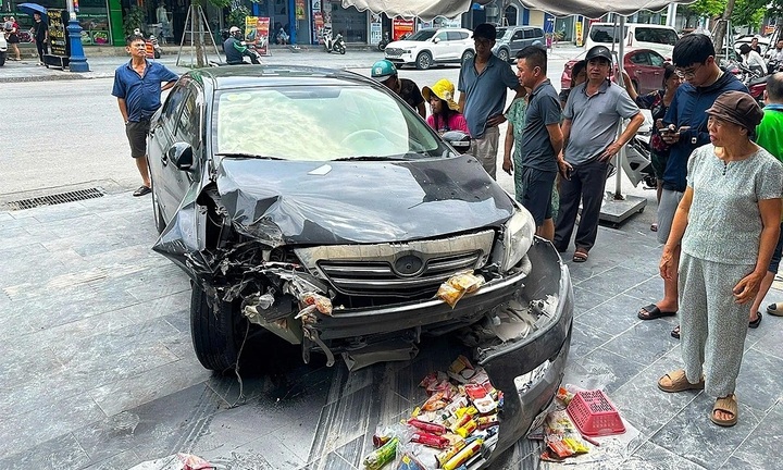 Người dân phá cửa ô tô bốc khói, kịp thời cứu tài xế mắc kẹt