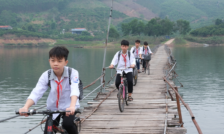 Cầu phao chênh vênh giữa hồ Bắc Ninh, học sinh liều mình đến lớp mỗi ngày