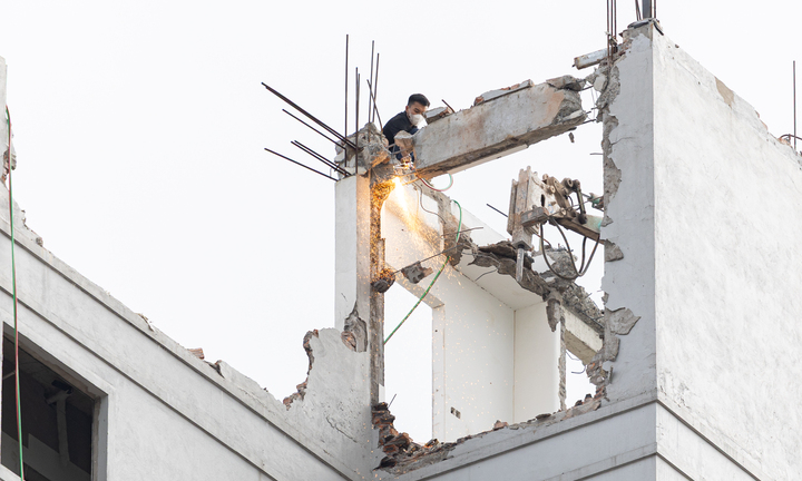 Hà Nội phá dỡ khách sạn 9 tầng bên Hồ Gươm