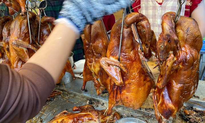 Tiệm vịt quay ở TP.HCM ‘bỏ túi’ cả trăm triệu đồng mỗi ngày dịp 30/4 - 1/5