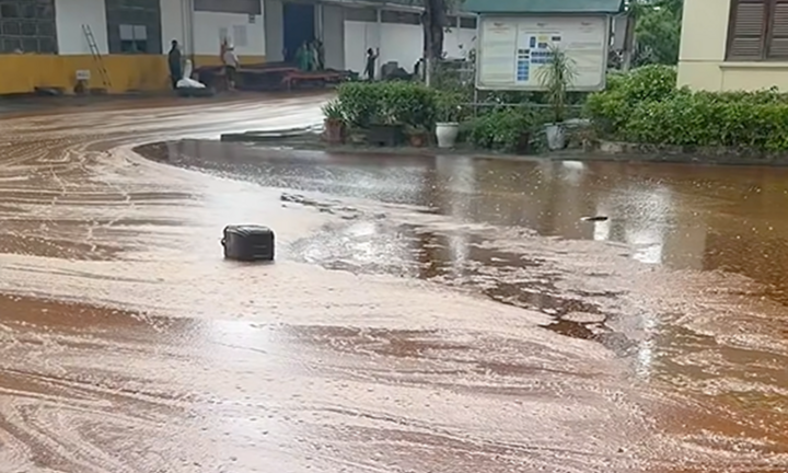 Sét đánh trúng bể chứa nhà máy đường ở Nghệ An, 2.000 tấn mật mía tràn ra ngoài