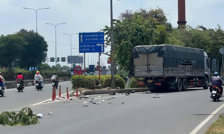 Gia đình 3 người gặp nạn sau va chạm với xe tải ở TP.HCM