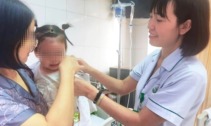 Xót xa bé gái 22 tháng tuổi bị chó tấn công nát mặt