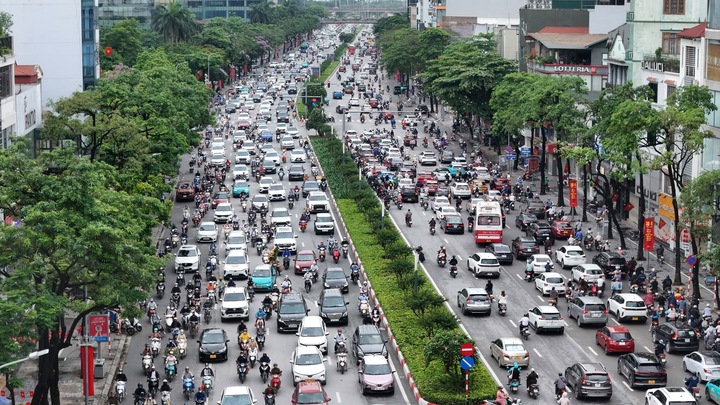 Ô tô dàn hàng 5, xe máy leo vỉa hè ngày đầu đi làm sau nghỉ lễ