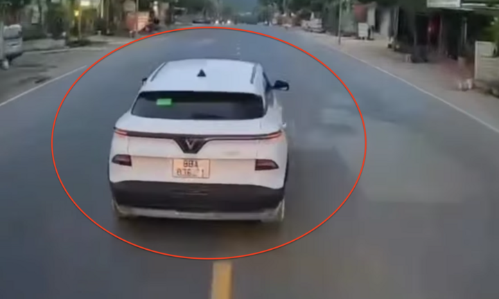 Lái ô tô lạng lách trên đường, tài xế bị phạt 45 triệu, tước giấy phép 11 tháng