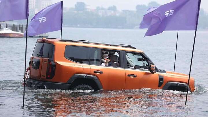 Mẫu xe SUV tích hợp chân vịt điện giúp bơi như thuyền