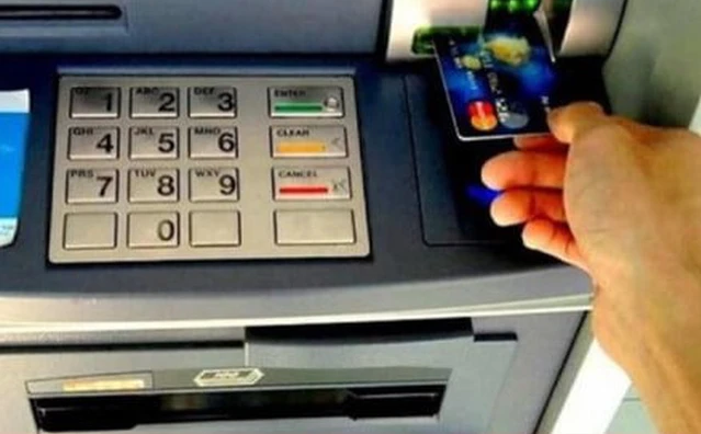 Người dân ngày càng ít dùng tiền mặt, số cây ATM giảm dần